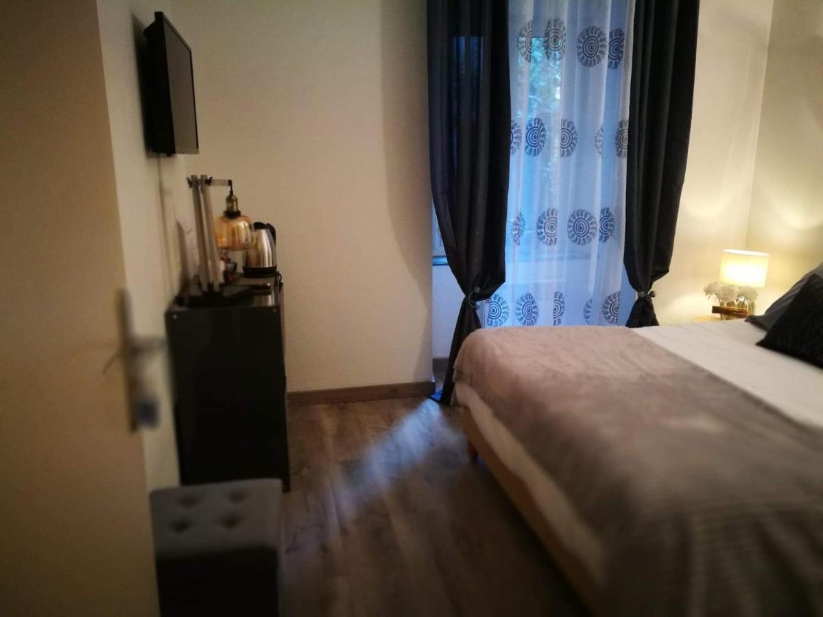 Le Grillon Hotell Pontorson Exteriör bild