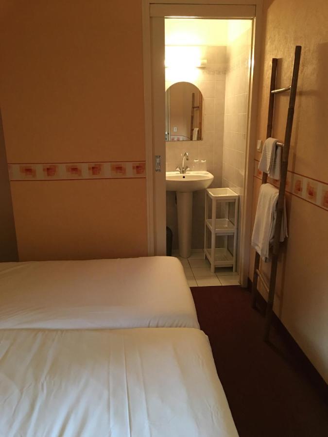 Le Grillon Hotell Pontorson Exteriör bild
