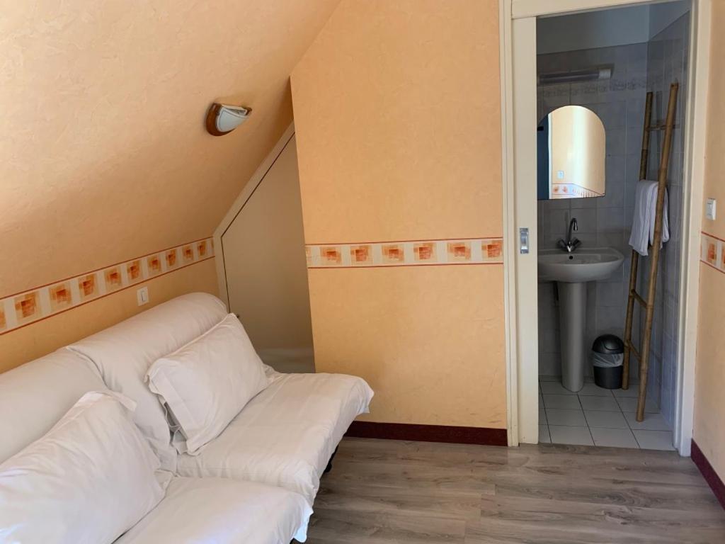 Le Grillon Hotell Pontorson Exteriör bild